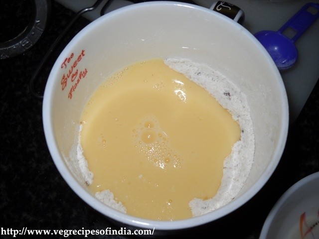 adding-eggs-to-dry-ingredients adding-eggs-to-dry-ingredients