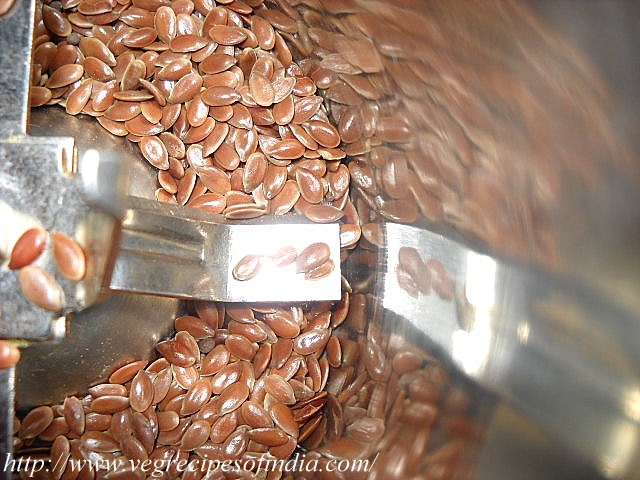 flax-seeds-to-be-grind