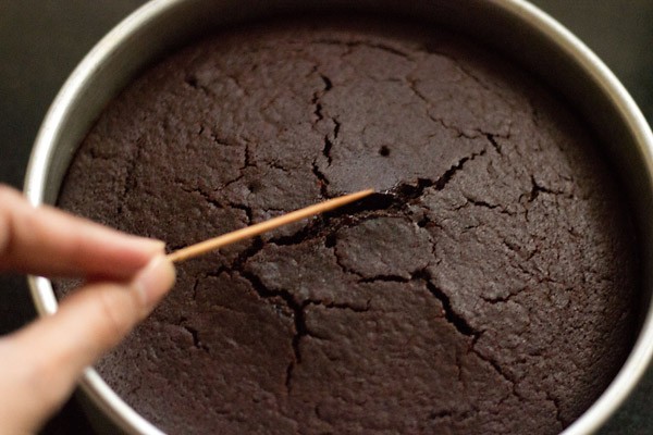 baking basic eggless chocolate cake