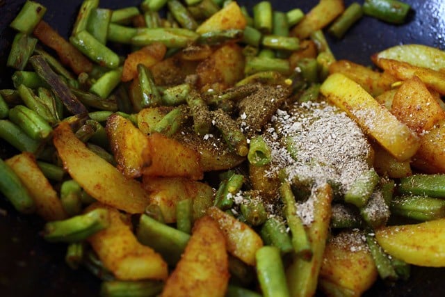 torrt mangopulver och garam masala-pulver strö på aloo bönor