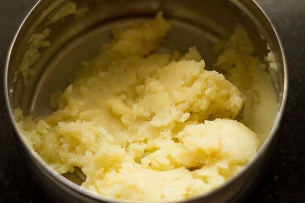 mashed potatoes in a bowl.