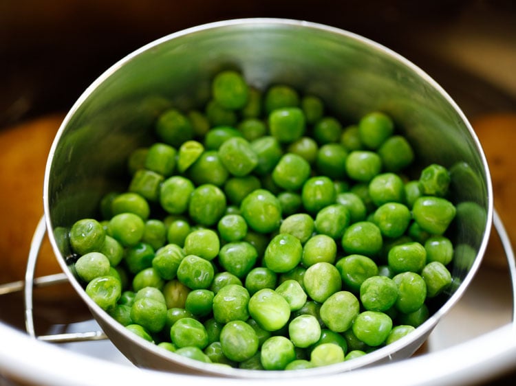 a bowl of green peas placed on trivet in the instant pot.