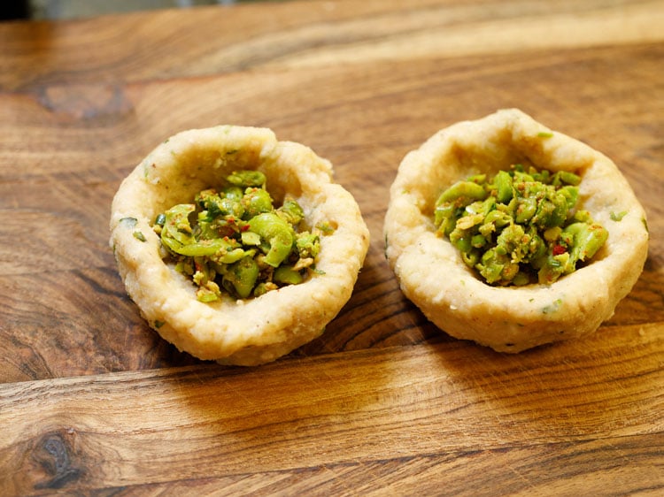 green peas stuffing placed in the center.