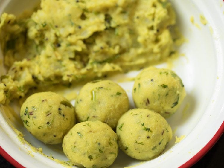 make potato stuffing mixture balls