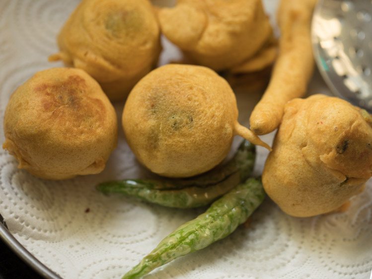 green chillies and batata vada on paper towels