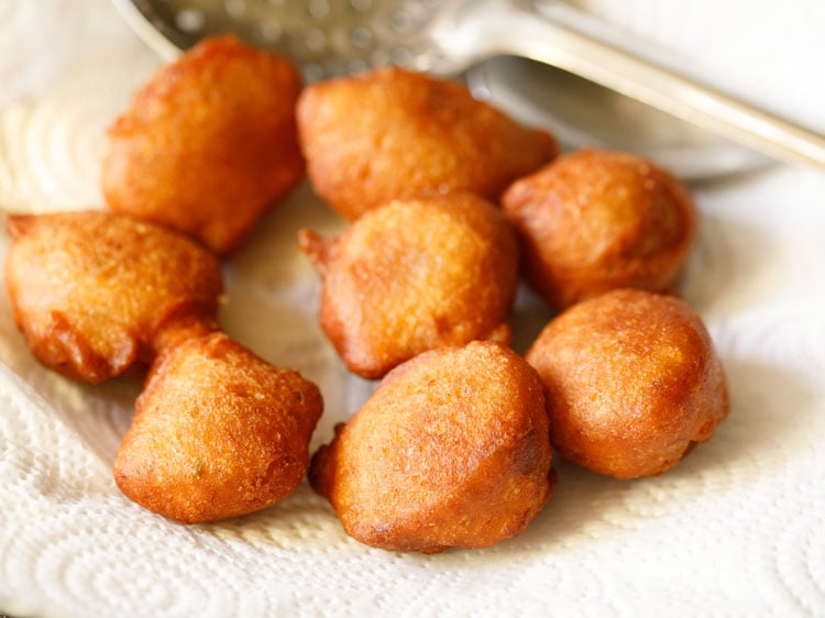 fried pua or gulgule placed on kitchen paper towels.