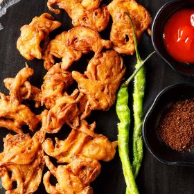 onion pakoda served with tomato sauce