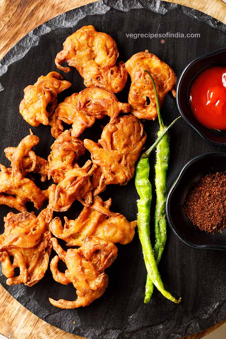 onion pakoda served with tomato sauce