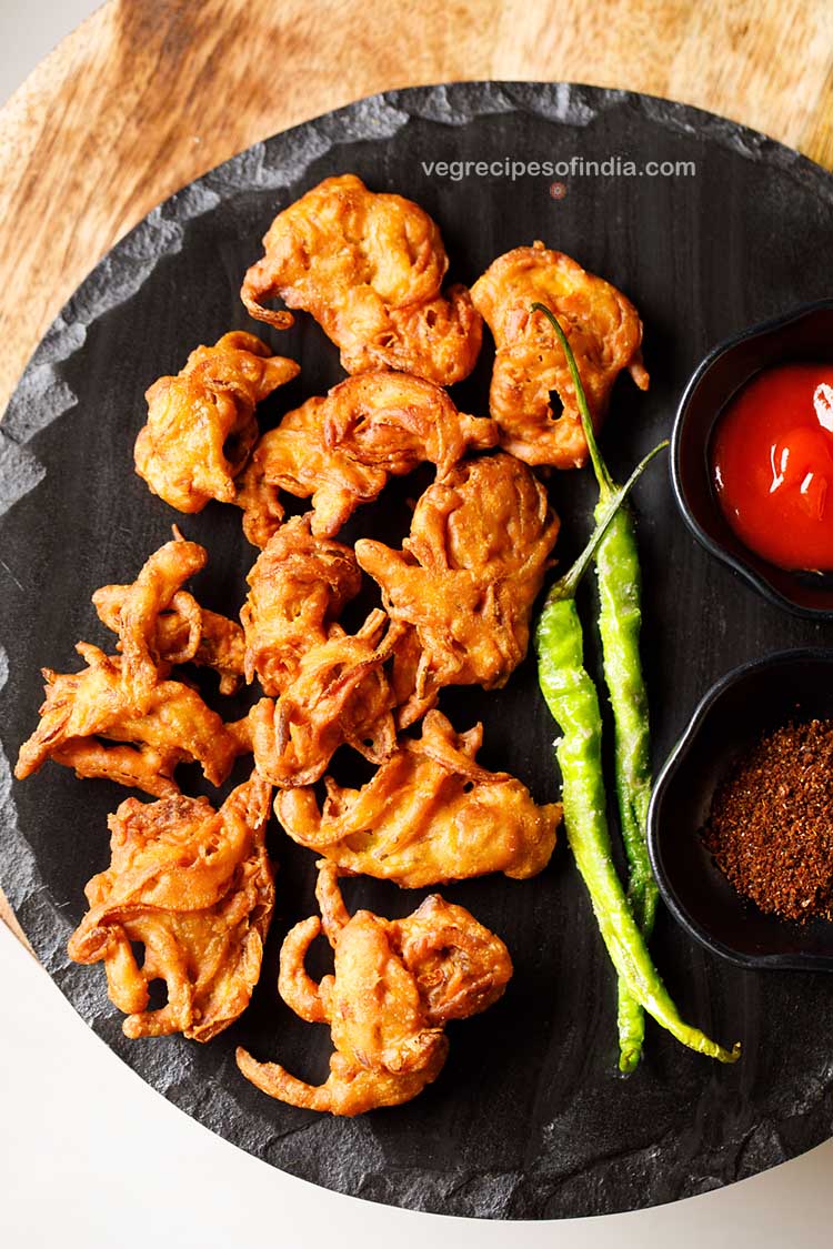 onion pakoda served with tomato sauce