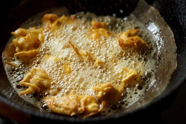 frying onion pakoras