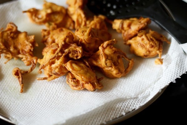 fried onion pakora on kitchen paper towel