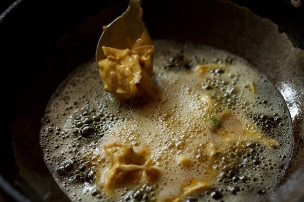 add onion pakora batter to oil