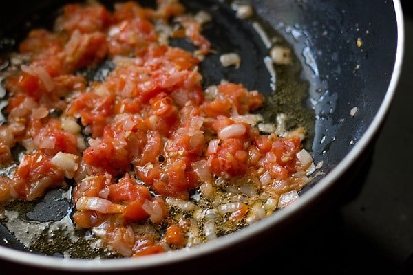 oil leaving the sides of the tomato-onion masala mix