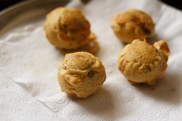 vada pav drained on a kitchen towel