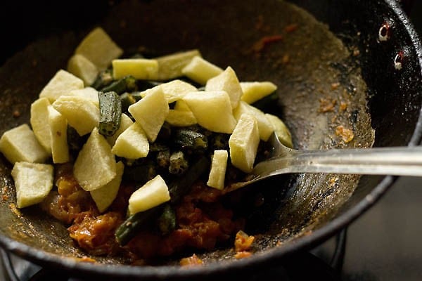 aloo bhindi added to pan with masala mixture