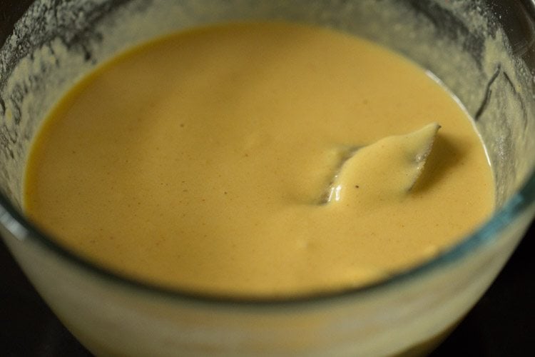 making banana bajji or vazhakkai bajji recipe