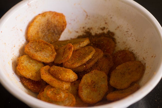 mix spices with potato slices