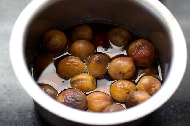 Soaked dried apricots in water