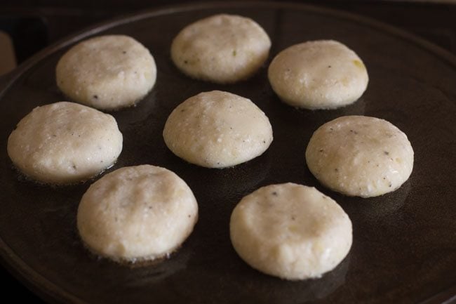 paneer patties placed on tawa