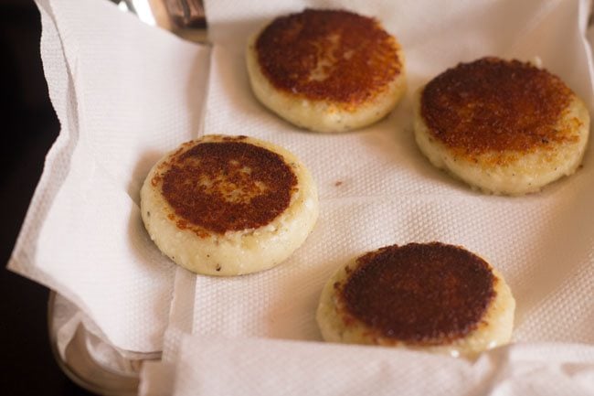 fried paneer tikki placed on kitchen paper towels