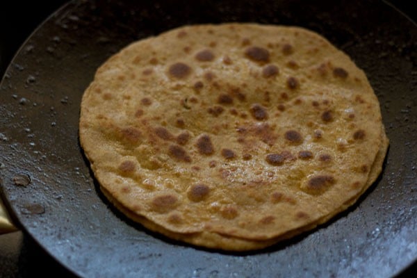 fry the mooli parathas on tava