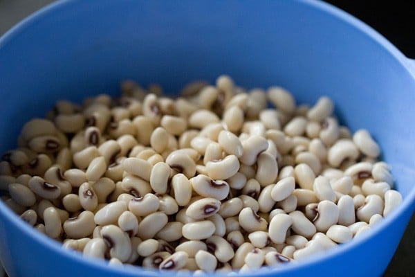 black eyed beans in a blue bowl