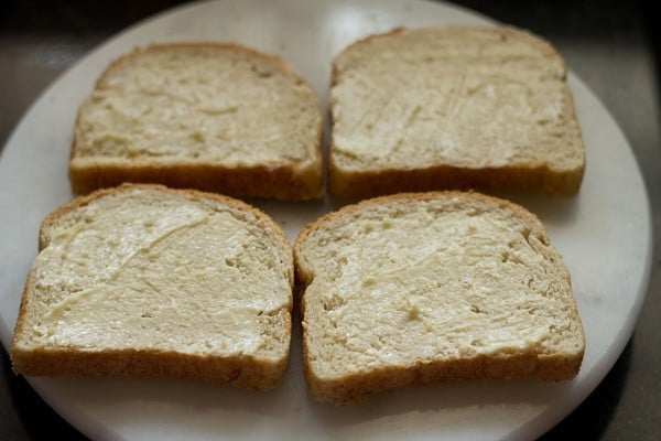 ब्रेड स्लाइस पर मक्खन लगाना