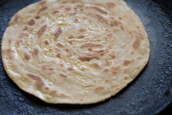 roasted laccha paratha on the tawa