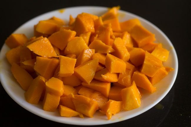 mango's schillen en in blokjes snijden