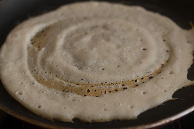 cooking urad dal dosa till golden