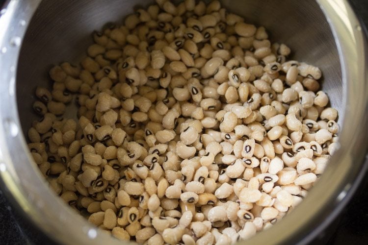 adding rinsed black eyed beans in pressure cooker