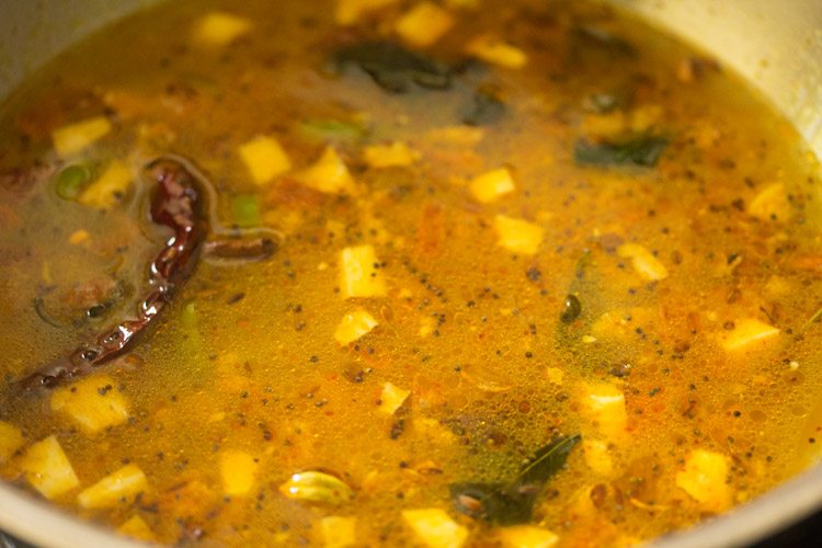 making Kerala vellapayar masala curry recipe