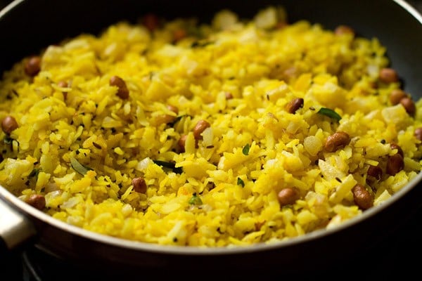 cooked batata poha.