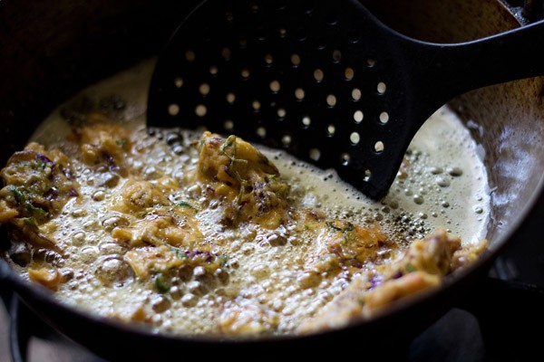 frying cabbage pakoda till golden