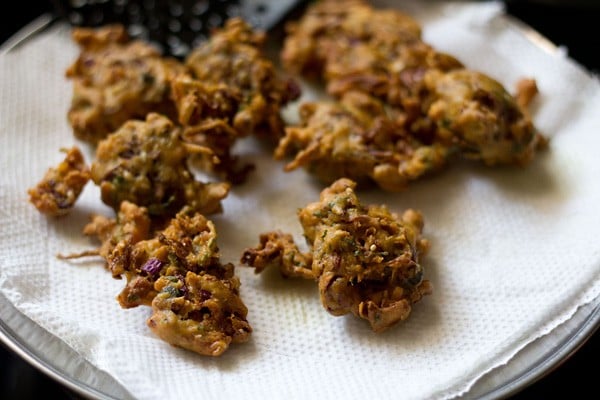 fried cabbage pakoda on paper kitchen towels