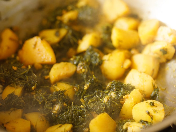 cooked dill leaves and potatoes in the kadai