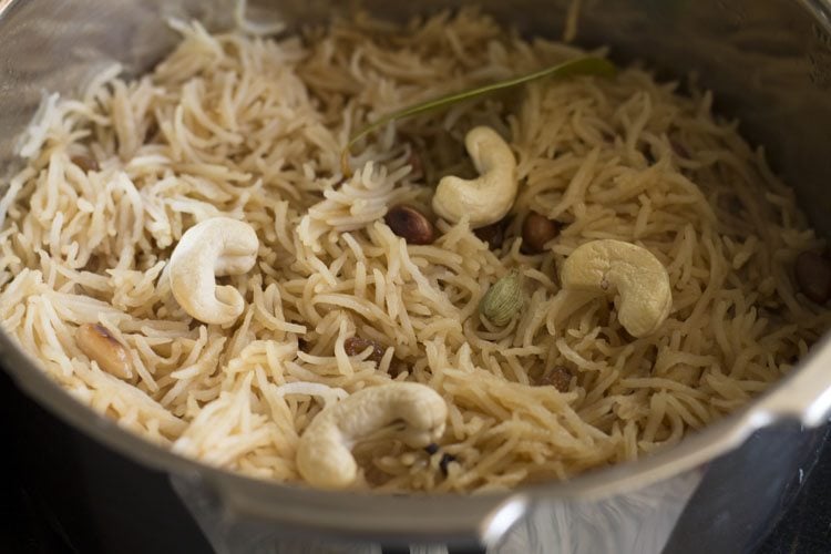 garnishing jaggery rice with dry fruits