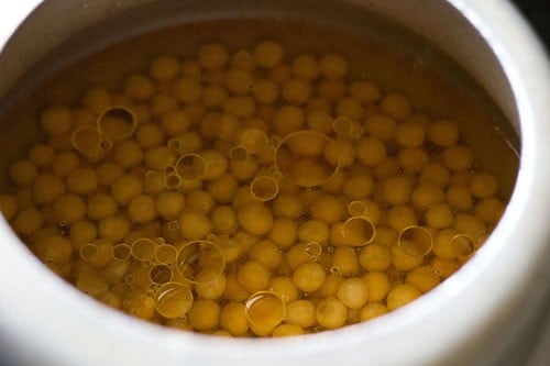 Guisantes amarillos cocidos para la receta de ragda