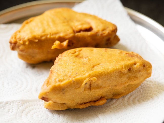 bread pakora placed on kitchen paper towels