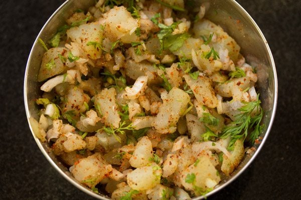 Kartoffeln mit Kräutern und Gewürzen mischen