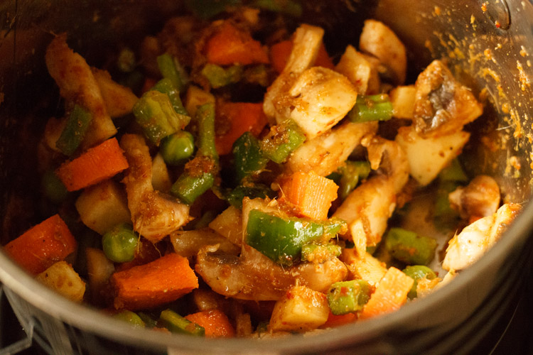 stir and mix the veggies with paste