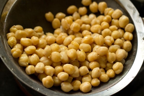 keep the cooked chickpeas aside draining all the water