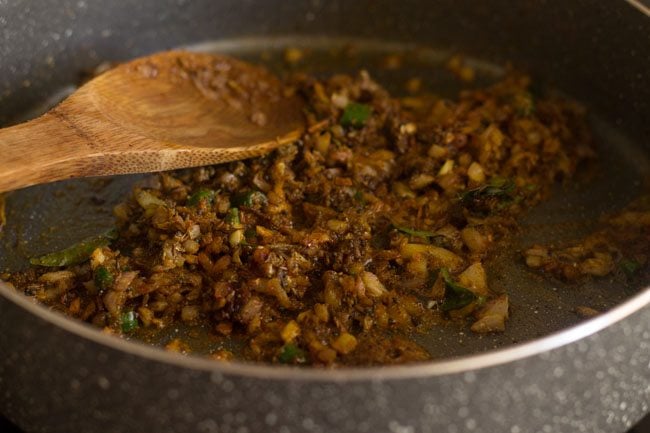 stir and mix the spice powders well