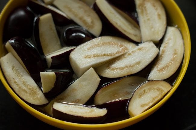 soaked sliced brinjal slices in water