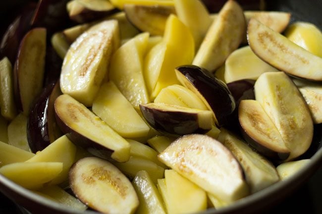 mixing brinjals with potatoes