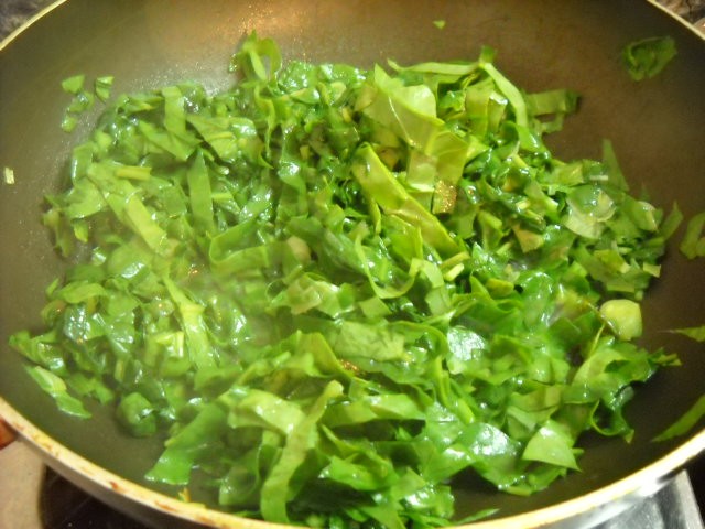 sauteing spinach leaves