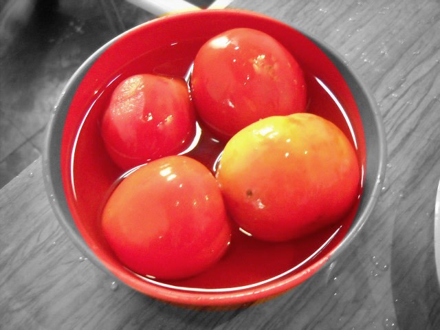 tomatoes-being-blanched making borscht soup recipe
