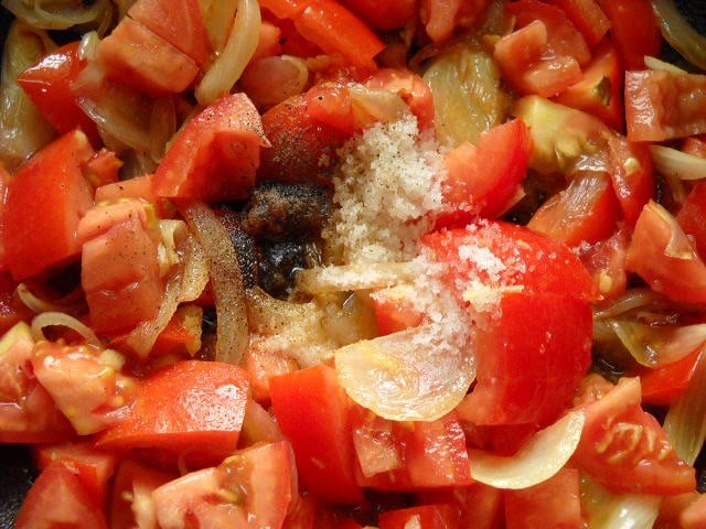 Salz und schwarzer Pfeffer zu den Tomaten gegeben. 