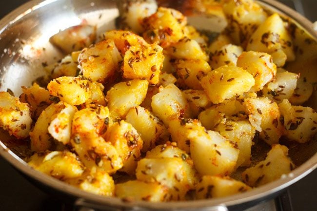 spice powders and salt mixed evenly with potatoes