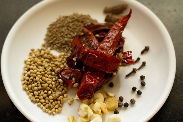 ingredients for vindaloo masala paste. 